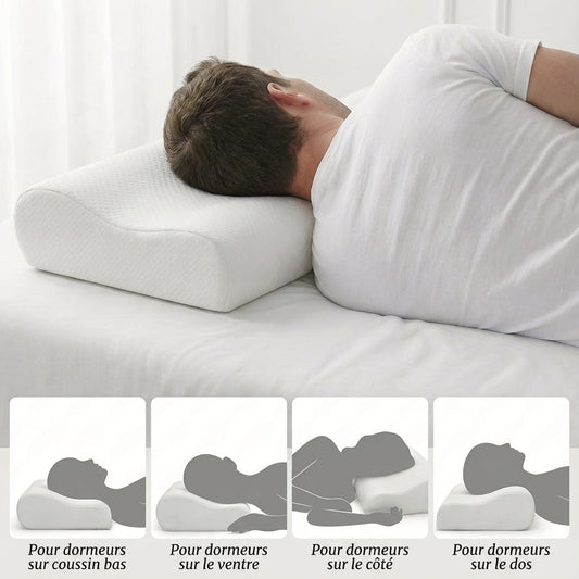 Oreiller ergonomique à mémoire de forme blanc présenté avec un homme dormant sur le côté pour illustrer le soutien de la nuque et des cervicales