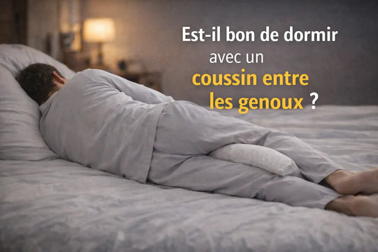 Image d'un homme dormant sur le côté avec un coussin entre les genoux