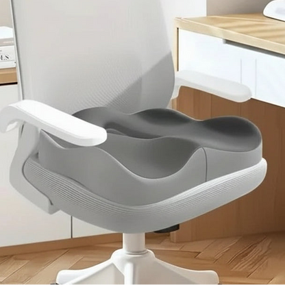 Image produit du coussin pour coccyx Gris installe sur une chaise bureau