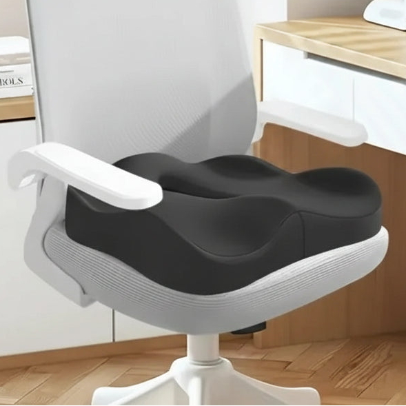 Image produit du coussin pour coccyx noir installe sur une chaise bureau